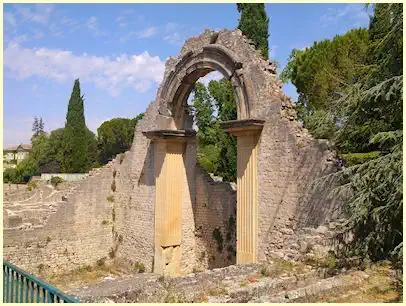 Provence - Vaison-la-Romaine, Portique de Pompée