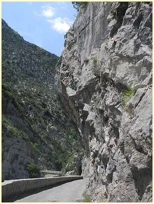 Straße der Schlucht Clue d'Aiglun