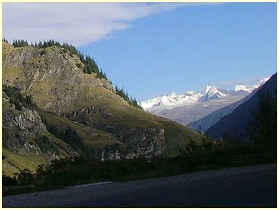 ein erster Blick auf die schneebedeckte Bergwelt