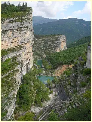 Verdon und Treppe des Kraftwerks EDF - Stausee Lac de Castillon