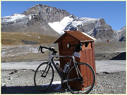 Route des Grandes Alpes - Fahrradfahrer am Col de l'Iseran