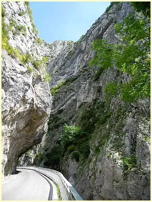 Straße durch die Schlucht Clue de Saint-Auban