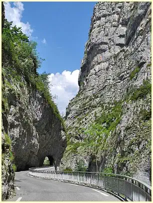 Straße durch die Schlucht Clue de Saint-Auban