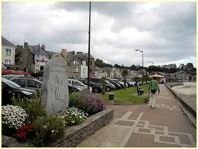 Cancale Promenade mit Gedenkstein