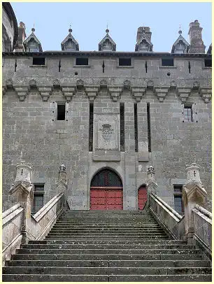 Ehrentreppe, Wappen und Fassade Château de Combourg