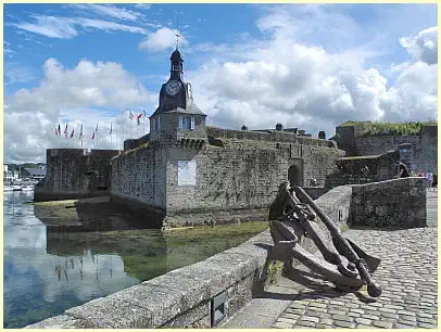 Wachposten mit Glockenturm Ville close