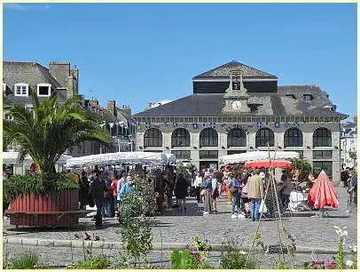 Markt vor der Markthalle - Concarneau