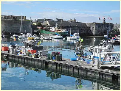 kleine Fischerboote im Hafen Concarneau