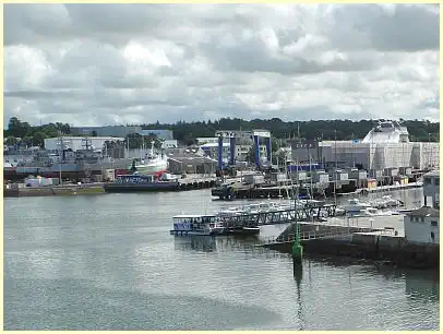 größere Fischerboote im Hafen Concarneau