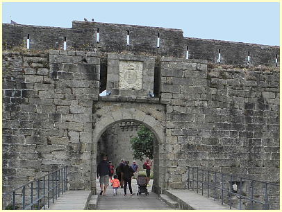 Stadtmauer (Rempart) mit Eingangstor Ville close