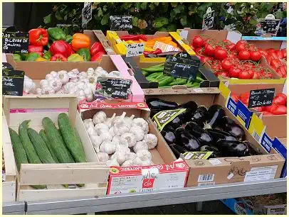 Poivrons, Ail, Concombres, Piment, Aubergines - Markt in der Bretagne