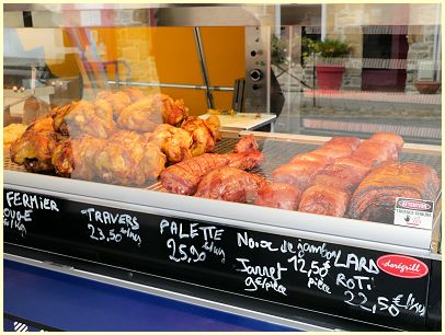 Rôtisserie: Poulet Fermier, Noix de Jambon, Lard rôti - Markt in der Bretagne