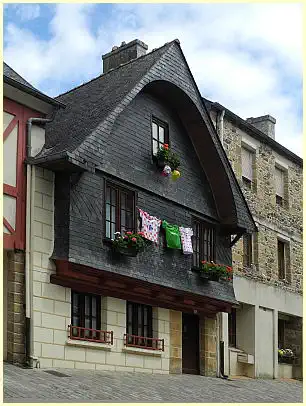 Tour de France geschmücktes Fachwerkhaus Le Faou