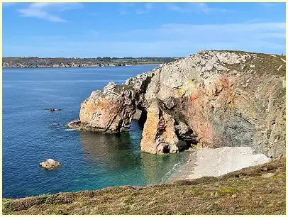 Felsbögen der Steilküste Pointe de Dinan