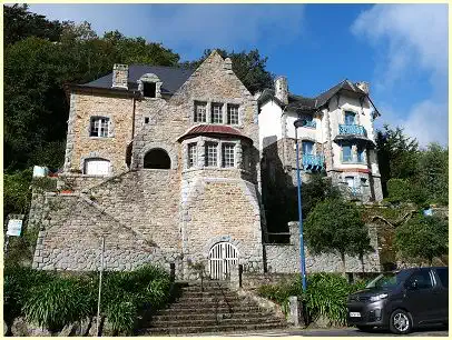 Haus gegenüber der Fußgängerbrücke Pont-Aven