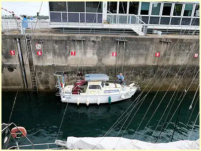 festgemachtes Boot in der Schleuse Gezeitenkraftwerk La Rance