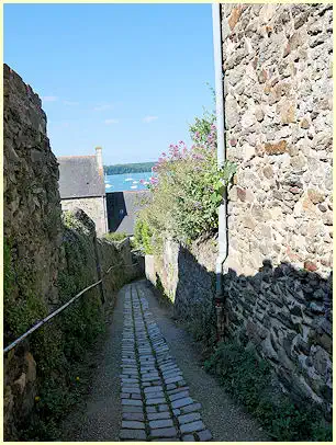 Gasse zum Hafen Saint-Suliac