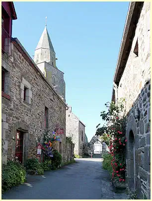 Gasse zur Kirche Saint-Suliac