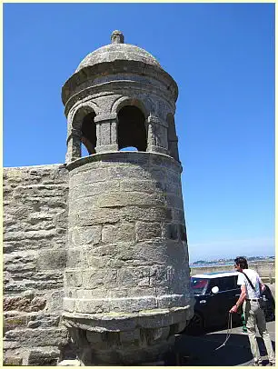 Stadtmauer mit Wachturm Roscoff