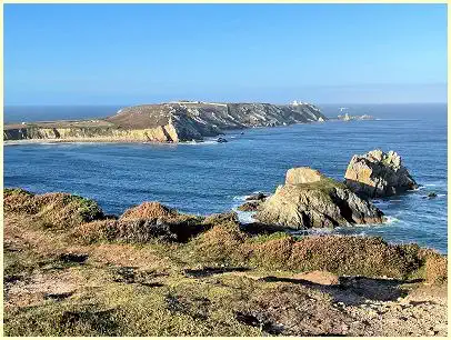 Blick vom Küstenwanderweg auf die Pointe du Toulinguet