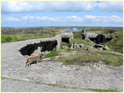 Reste einer Geschützstellung am Küstenwanderweg Pointe du Toulinguet