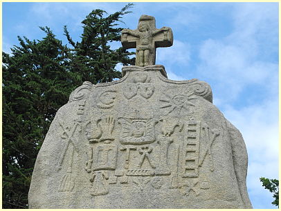 Basrelief-Skulpturen Menhir de Saint-Uzec - Pleumeur-Bodou