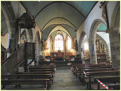 Kirchenschiff mit Apsis Saint-Miliau