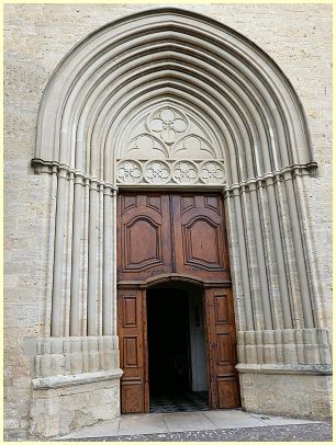 Cucuron - Portalvorbau Kirche Notre-Dame-de-Beaulieu