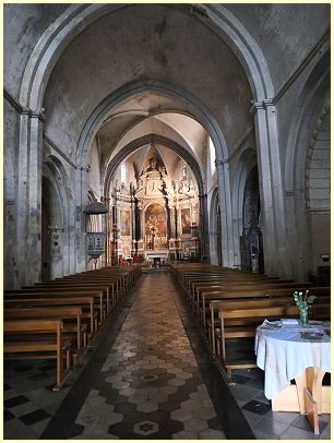 Cucuron - Kirchenschiff Notre-Dame-de-Beaulieu