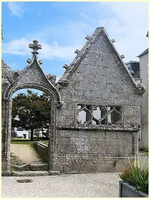 Tor zum Friedhof Kirche Saint-Nonna