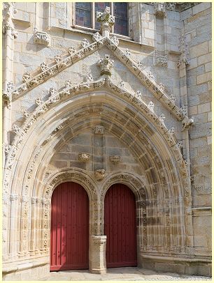 westliches Portal Kirche Saint-Nonna