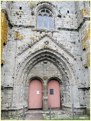 Westportal Tour Carré alte Kirche Saint-Guénolé