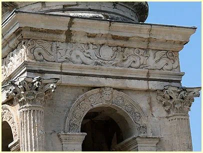 Fries und Sims des Mausoleums