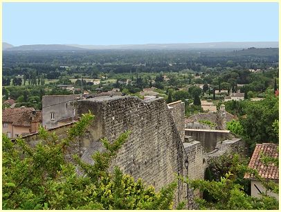 Stadtmauer im unteren Dorf Châteauneuf-de-Gadagne