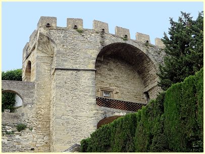 Turm Burg Château neuf Châteauneuf-de-Gadagne