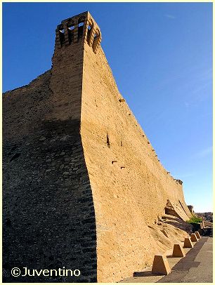 Stadtmauer und Erkerturm - Courthézon