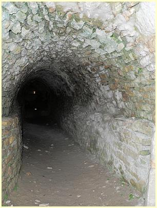 Burg Forteresse de Mornas - Tunnel