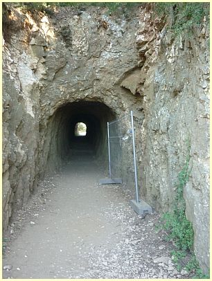 Brücke Pont du Gard - römische Baukunst - Tunnel