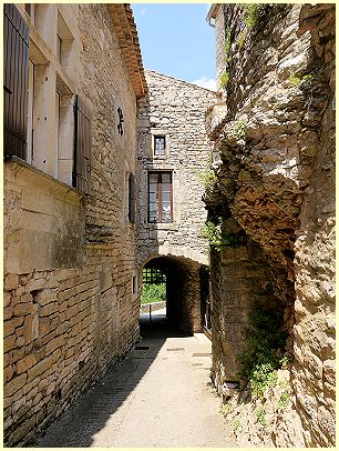 Dorfseite Porte de l'Arceau Montclus