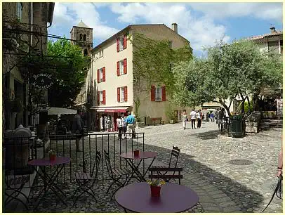 Moustiers-Sainte-Marie - Dorfplatz mit Kirche Notre-Dame-de-l'Assomption