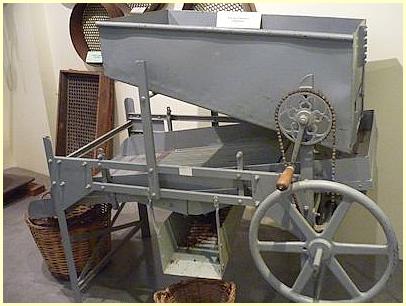 Musée de l'Oliviers - eine der ersten Sortiermaschinen für Oliven