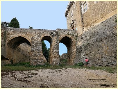 im 17. Jahrh. gebaute Brücke Château de Suze-la-Rousse