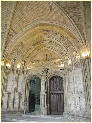 gotisches Portal Kapelle (grande Chapelle Clémentine)