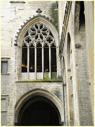 ein gotisches Fenster des Pappstpalasts