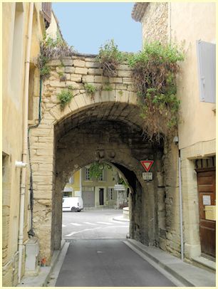 Caromb Rückseite Porte du Rieu