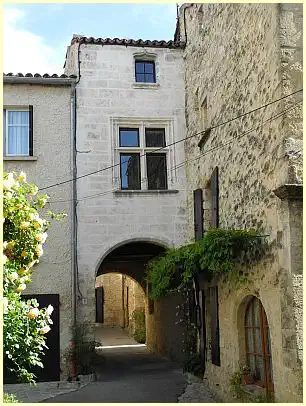 Cucuron - Maison de la Reine Jeanne Kreuzstockfenster