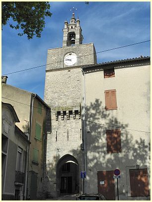 Cucuron - Glockenturm und Portail de Revelin