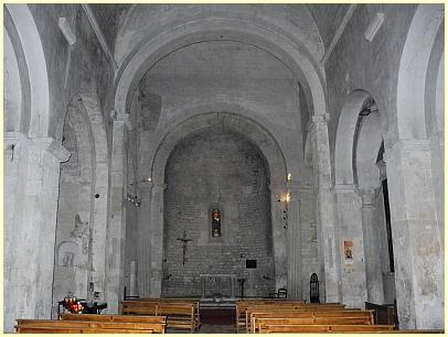 Fontaine-de-Vaucluse - Kirchenschiff mit Hochaltar Notre-Dame-et-Saint-Véran