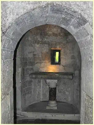 Fontaine-de-Vaucluse - Kapelle Notre-Dame-et-Saint-Véran mit tafelförmigem Altar aus Marmor