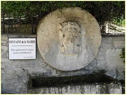 Fontaine-de-Vaucluse - Fontaine de la Mairie (Dieu guérisseur)